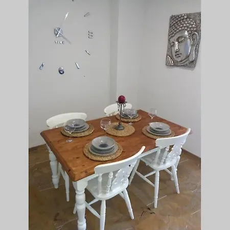 2 Bedroom, Sea Front Complex W Pool And Private Garden דירה *