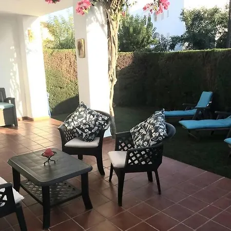 2 Bedroom, Sea Front Complex W Pool And Private Garden דירה *