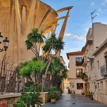 2 Bedroom, Sea Front Complex W Pool And Private Garden דירה *