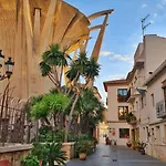 2 Bedroom, Sea Front Complex W Pool And Private Garden Apartmán *